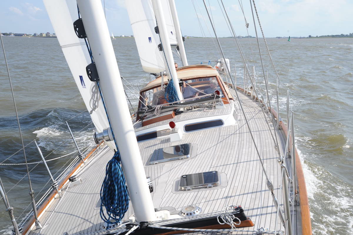 Hohe Reling mit drei Relingszügen. Jedes Stagsegel hat einen eigenen Traveller