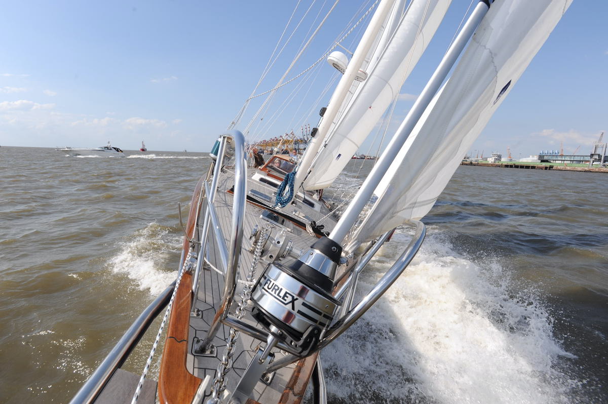 In den Böen geht es mit gewissem Vorstagsdurchhang gut zur Sache