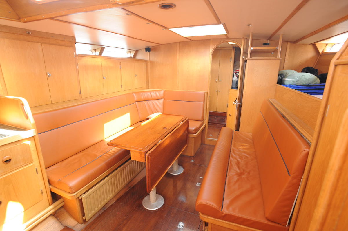 Die Heizkörper passen farblich zum Kajütausbau in Eiche