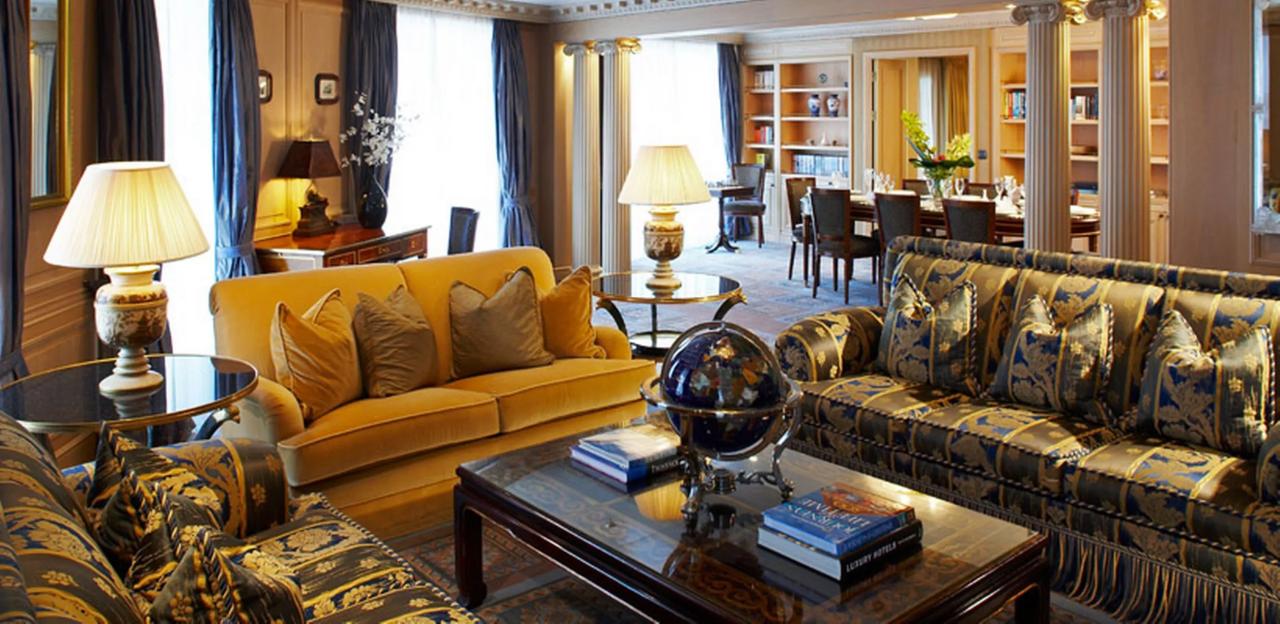 Wohnzimmer von einer der 165 Luxussuiten