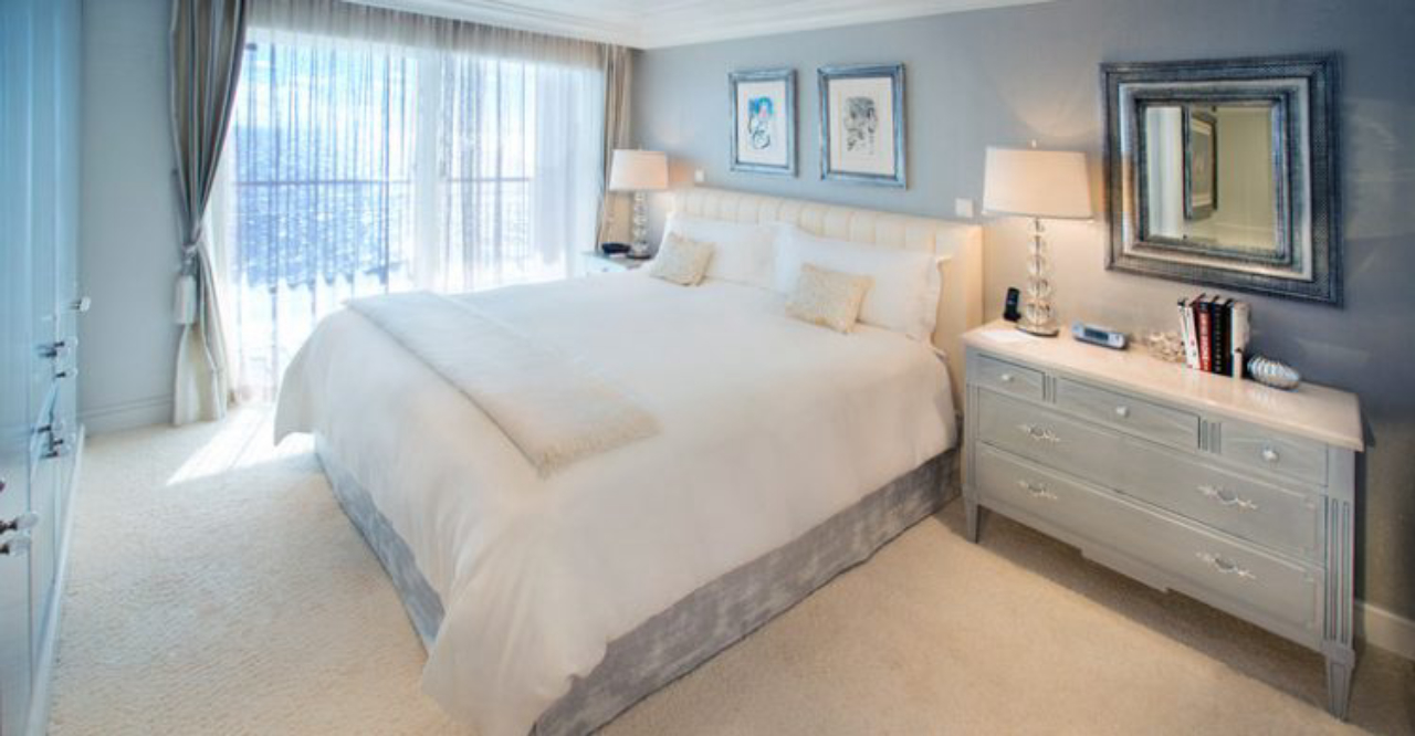 Schlafzimmer von einer der 165 Luxussuiten