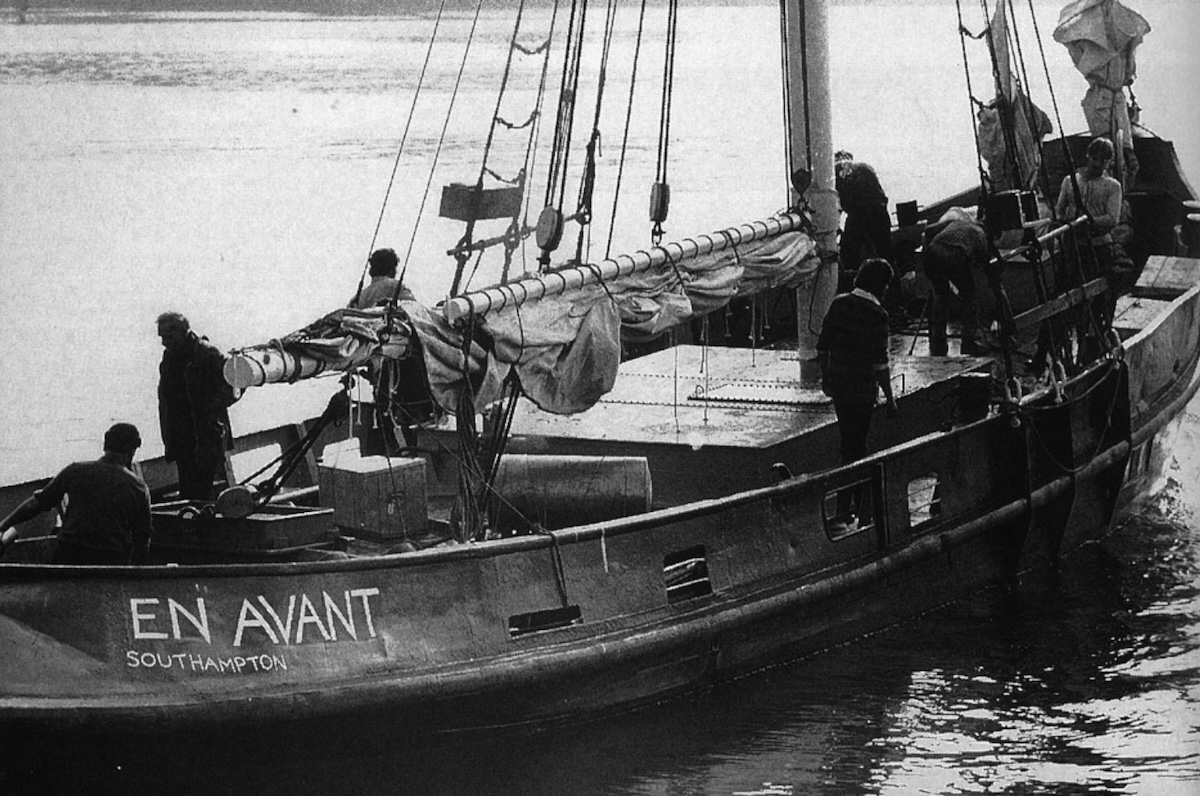 Das letzte Foto von Tilman (zweiter von links) und der Crew an Bord des flachbordigen Hafenschleppers beim Ablegen in Southampton, August 1977