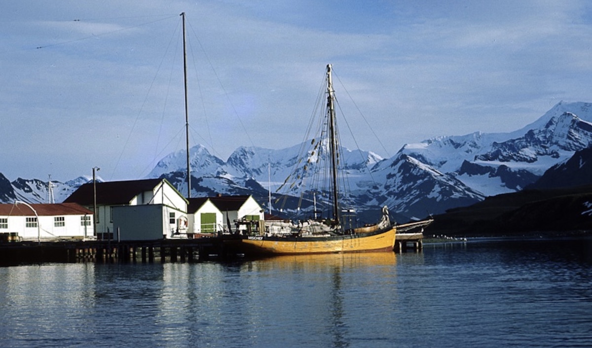 Mit &laquo;Mischief&raquo;, hier 1971 am King Edward Point in S&uuml;dgeorgien, unternahm Tilman 14 Jahre viele Expeditionen