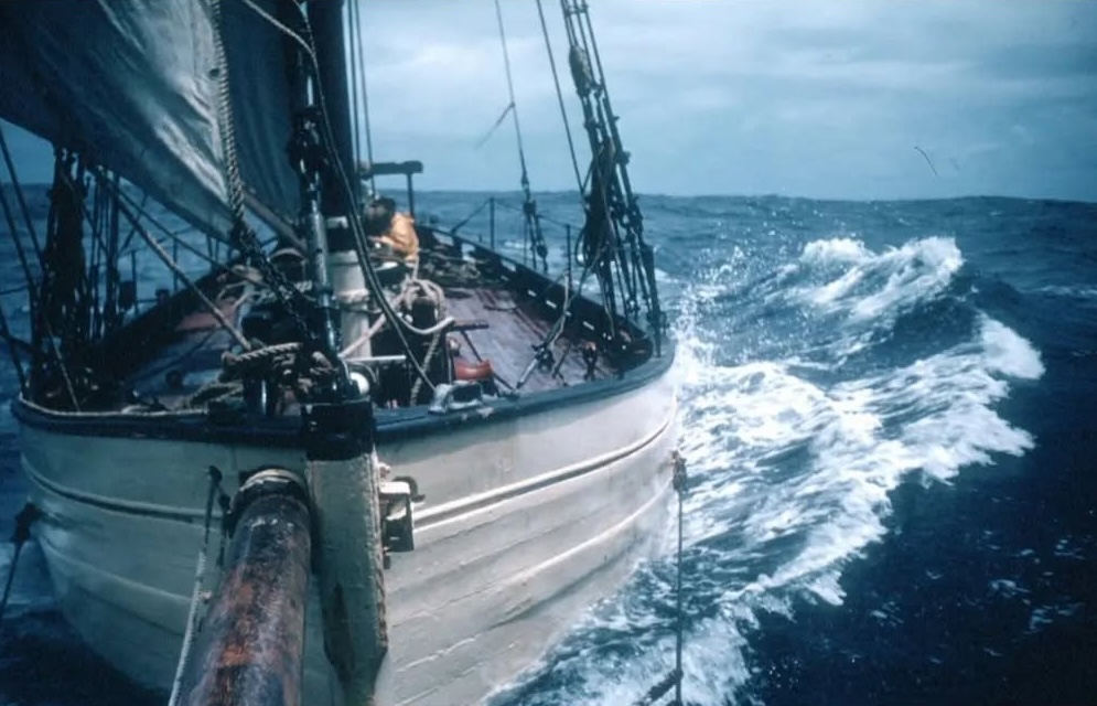 1959 segelte &laquo;Mischief&raquo; noch mit weissem Rumpf zu den Crozet-Inseln im S&uuml;den des Indischen Ozeans
