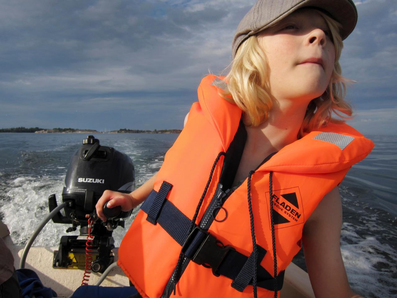 Kind f&auml;hrt Motorboot, Stockholm Sch&auml;rengarten Schweden