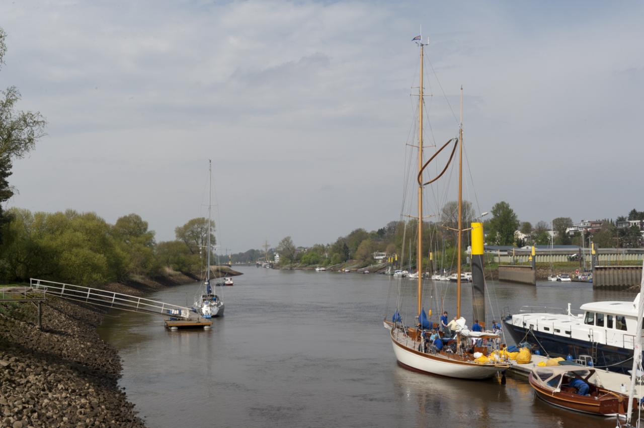 Blick vom Weserufer auf die Spreizgaffelketsch