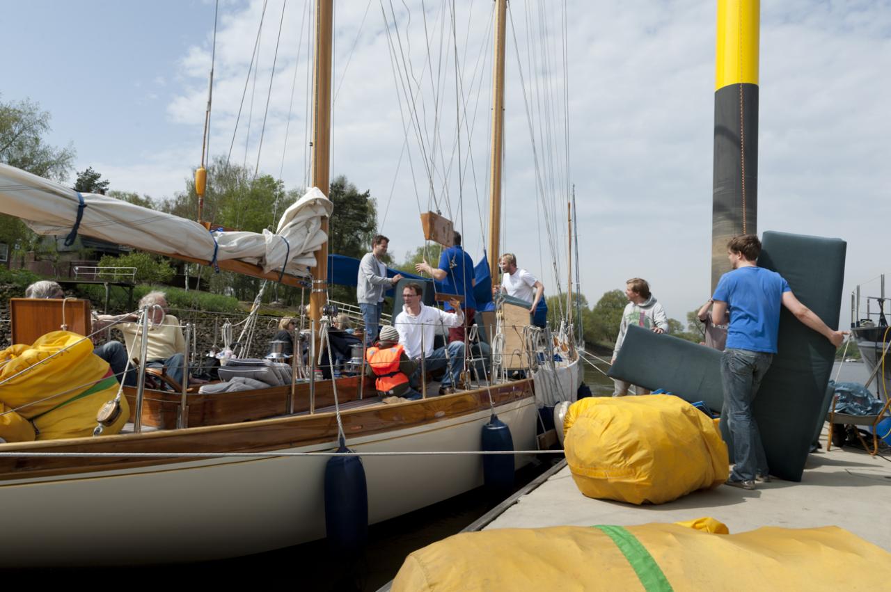 Die W&auml;sche des &ouml;rtlichen Segelmachers Beilken und Polster kommen an Bord