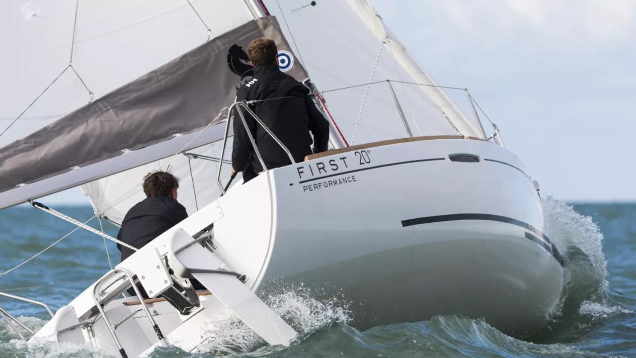 Sportliches Boot, das auf jedem Meer zuhause ist