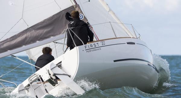 Sportliches Boot, das auf jedem Meer zuhause ist