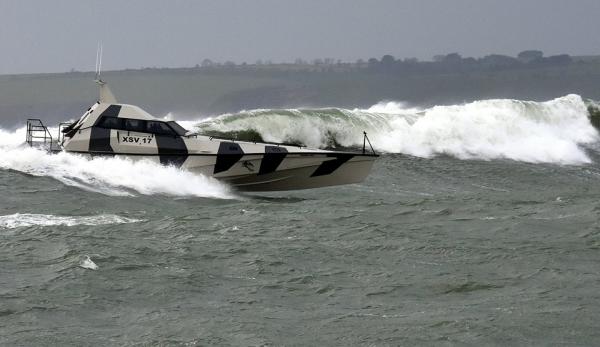 Thunder Child surft die Welle ab