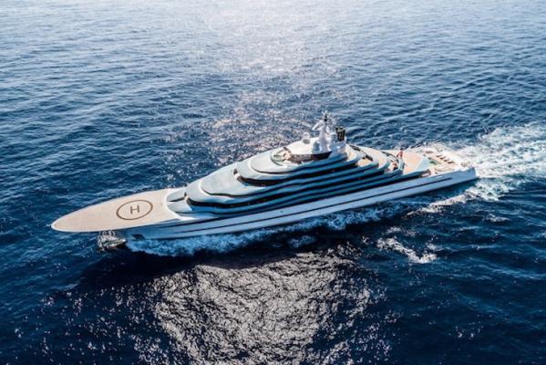 Eine Yacht, mit der alte Formen gekonnt wieder zu neuem Einsatz kommen