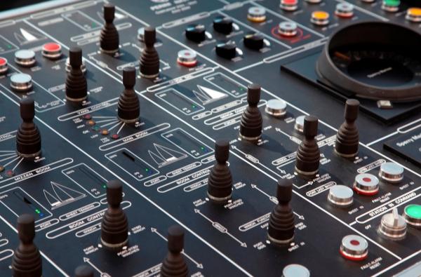 Joysticks am Steuerpult zur Handhabung der Segel