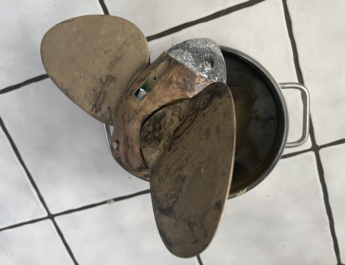 Anode an der Nabe eines Drehfl&uuml;gelpropellers