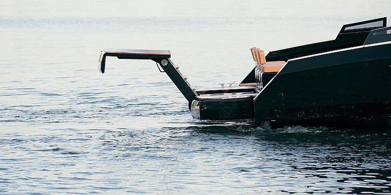 Die Badeplattform wird hydraulisch aus- und eingeklappt