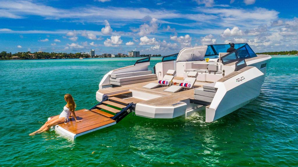 Das entfaltete Boot mit Badenixe im Buchtmodus