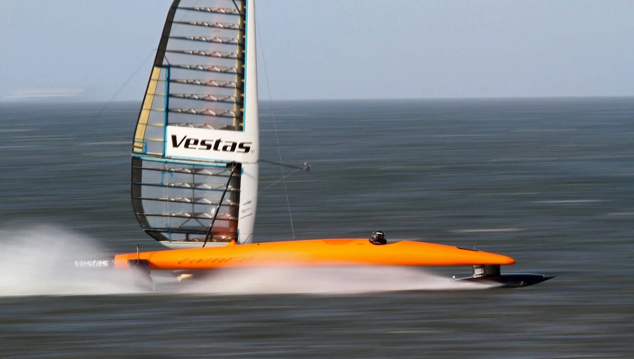 Vestas Sail Rocket in voller Fahrt: 65,45kn lautet das Etmal (121,21&nbsp;km/h)