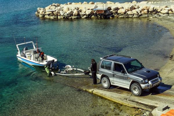 Tolles Gespann f&uuml;r die Freiheit auf dem Wasser: ein trailerbares Boot mit Au&szlig;enbordmotor