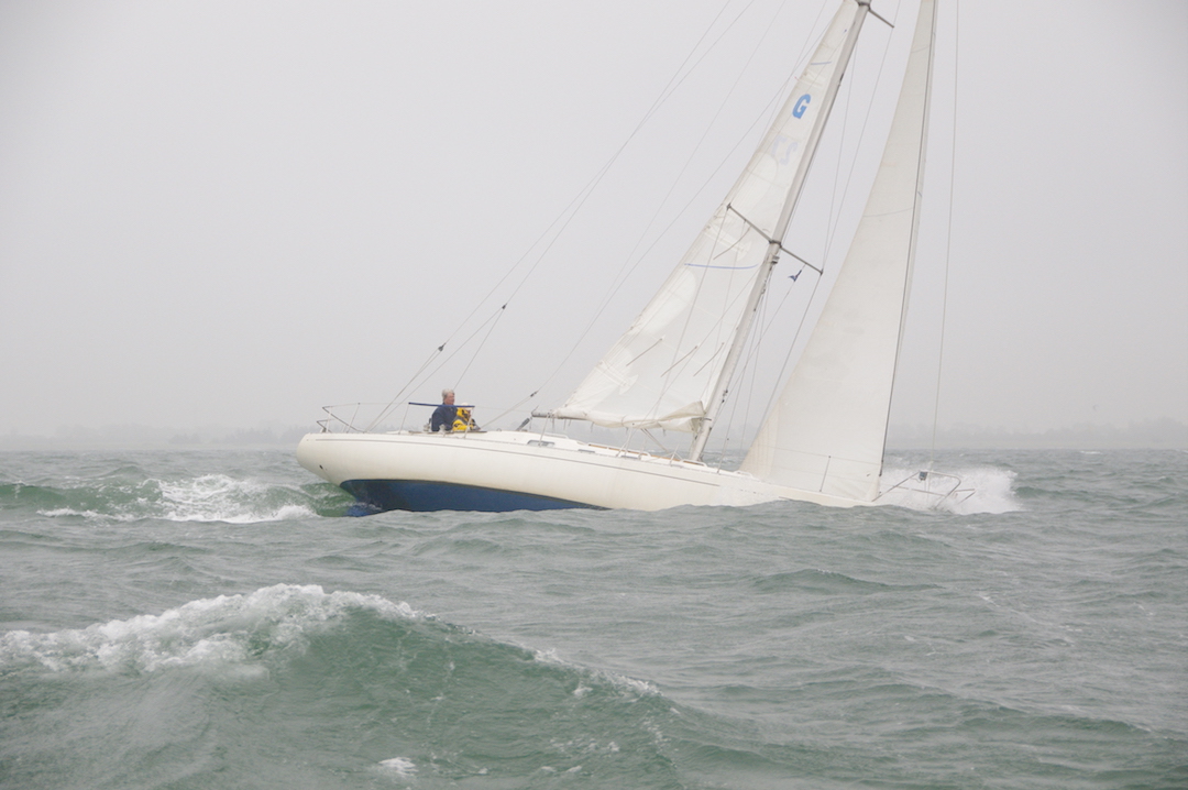 Nach einem deftigen Segeltag wird es unter Deck bereits von den Klamotten feucht