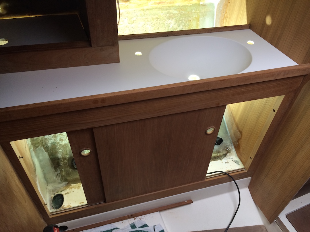 Das Bad mit dem schicken Waschtisch aus Corian