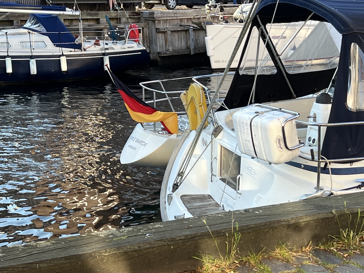 Ein Flaggenstock in der passenden Neigung ziert das Boot