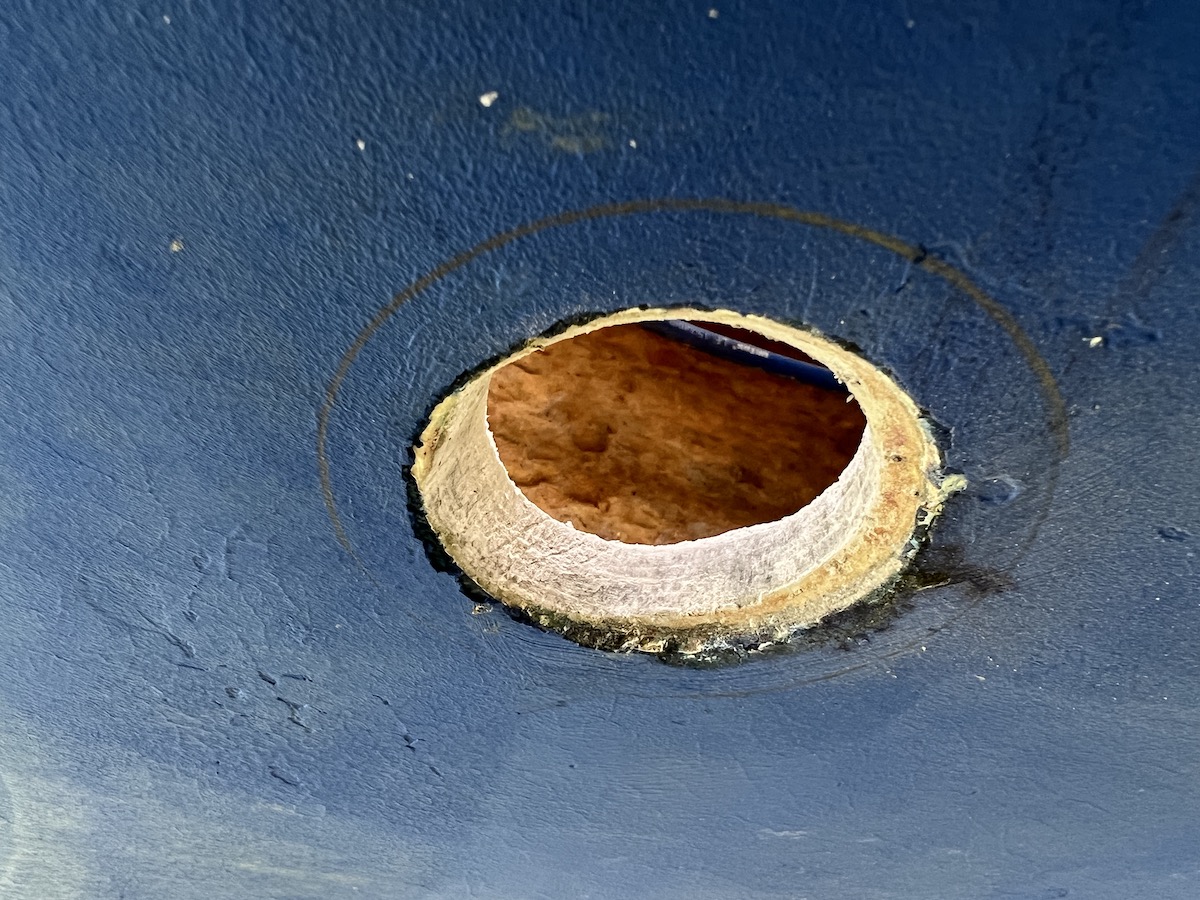 Rings um die alte Bohrung ist die Au&szlig;enkante der neuen flachen Senkung angezeichnet