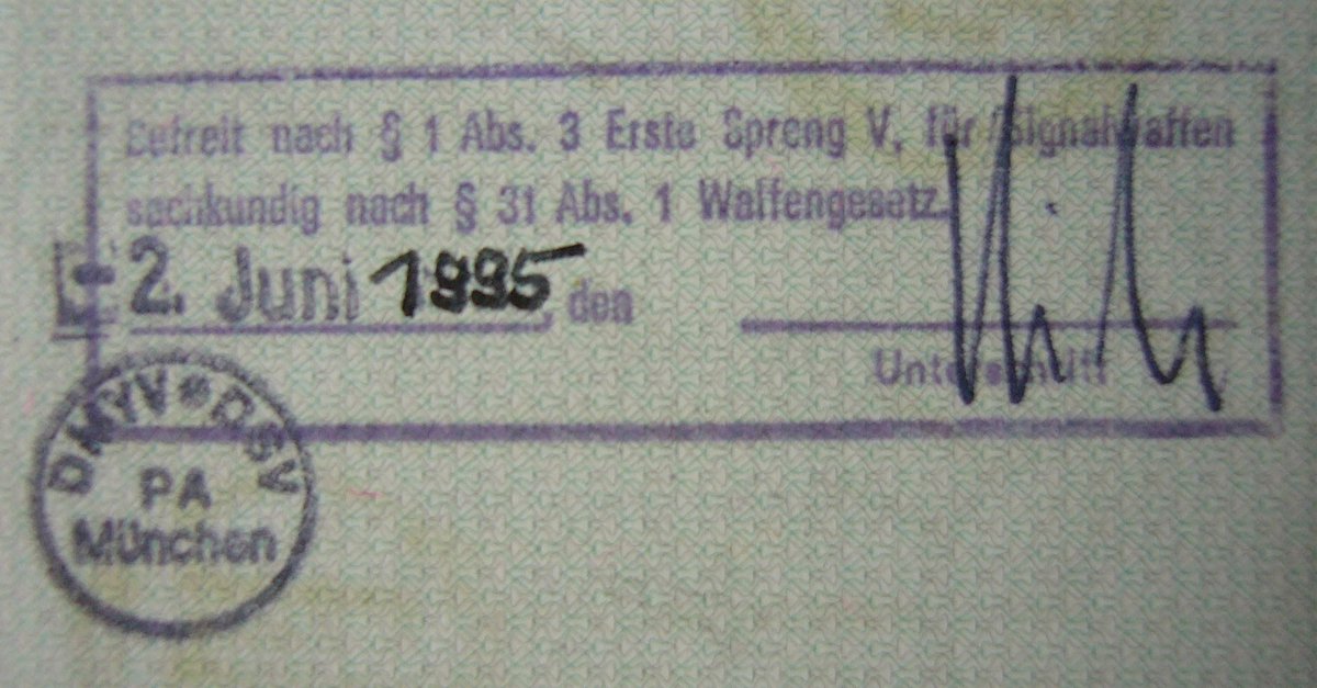 Der Fach&shy;kunde&shy;nach&shy;weis f&uuml;r See&shy;not&shy;signal&shy;mittel (FKN) ist rasch erbracht und als Stempel im Bootsf&uuml;hrerschein vermerkt