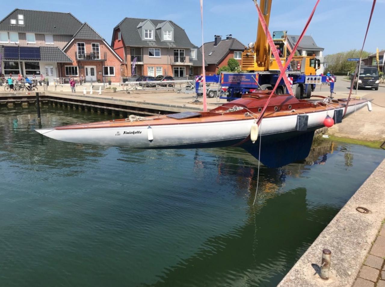 Boot Nr 10: Aus einer anderen Welt. &laquo;Finiekette&raquo; beim Einwassern in Lemkenhafen