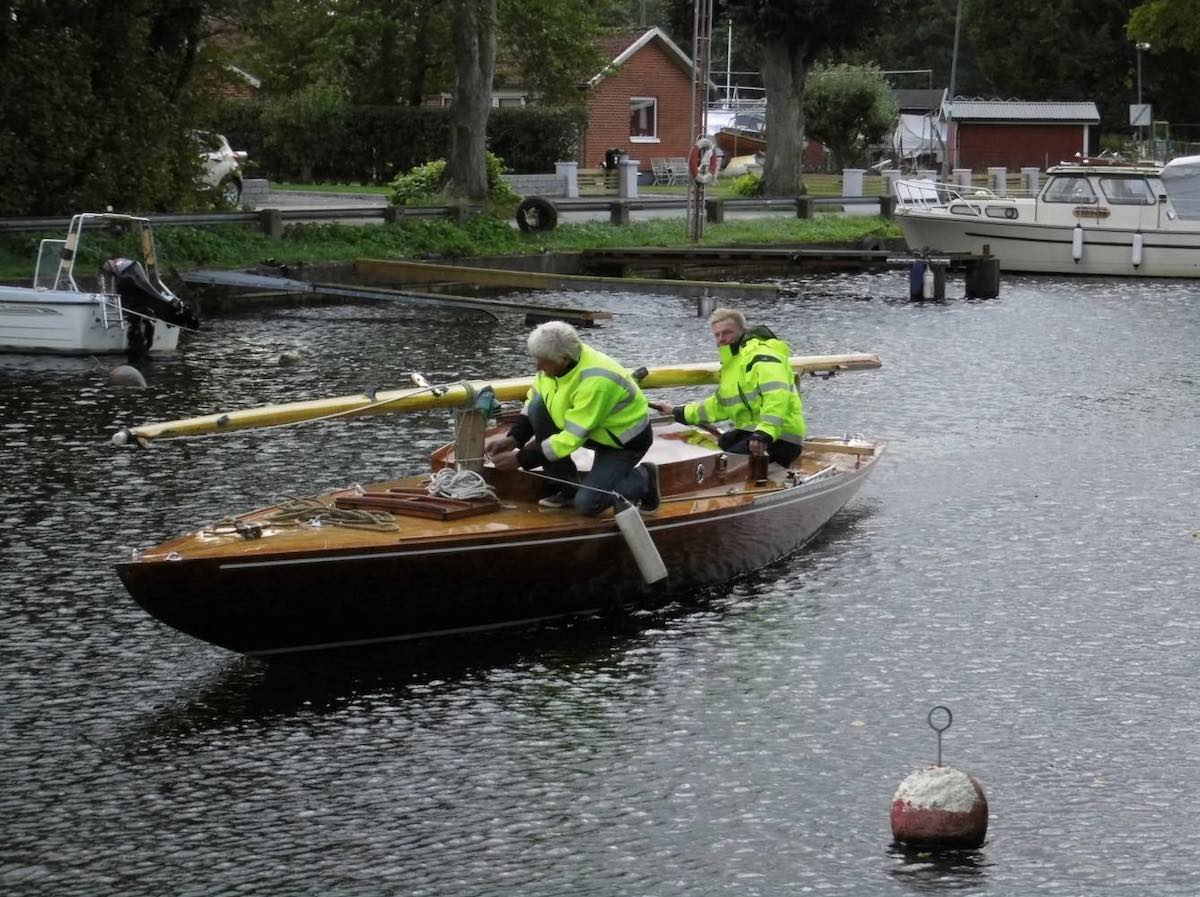 Milz vorne beim Boot holen in Schweden, hier des 15ers &laquo;Reed Wing&raquo; von 1940