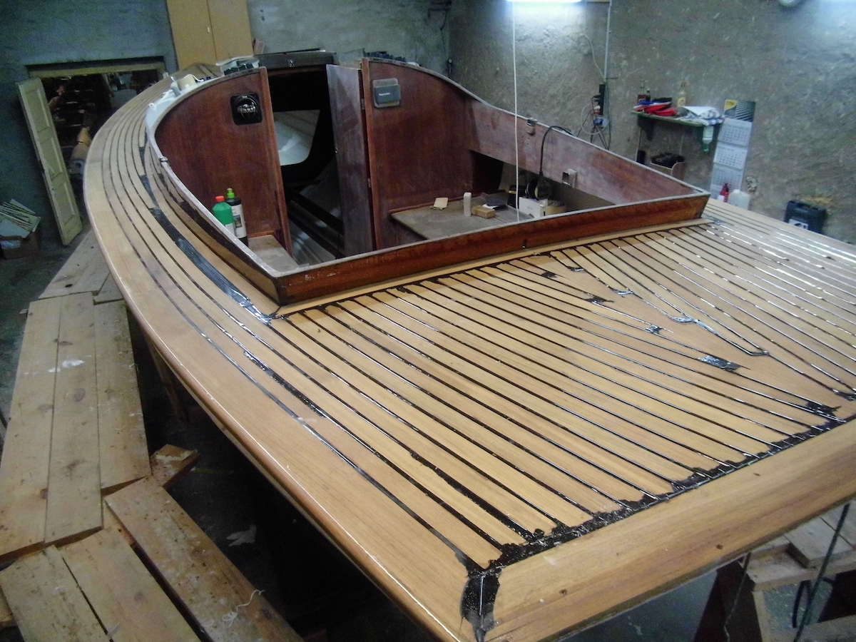Ausgegossene Fugen eines Folkeboot-Teakdecks