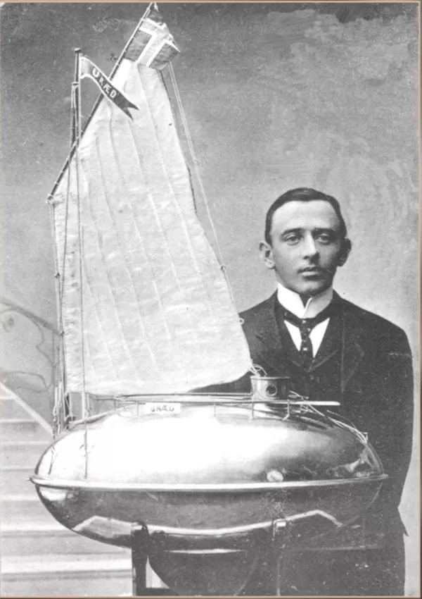 Ole Brude vor einem Modell seines revolution&auml;ren Rettungsbootes &copy; Alesund Museum