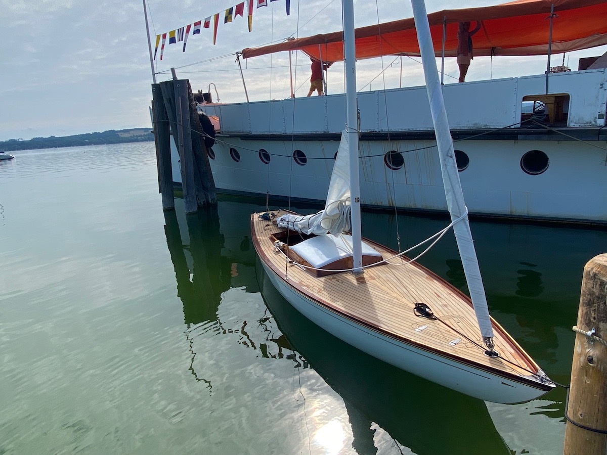 &laquo;F&oslash;nix&raquo;, ein d&auml;nisches 15 qm Kielboot von Anno 1949 am Uttinger Ammerseeufer