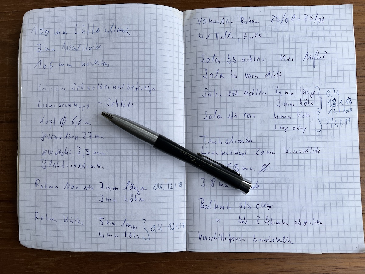 Blick in eine &bdquo;Schrauberkladde&ldquo; mit Notizen, Ma&szlig;en, &Auml;nderungen