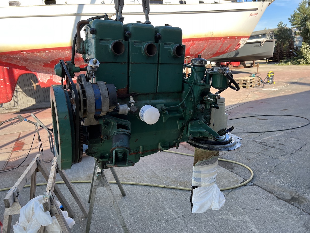 Der herausgehobene Motor mit Getriebe am Kran