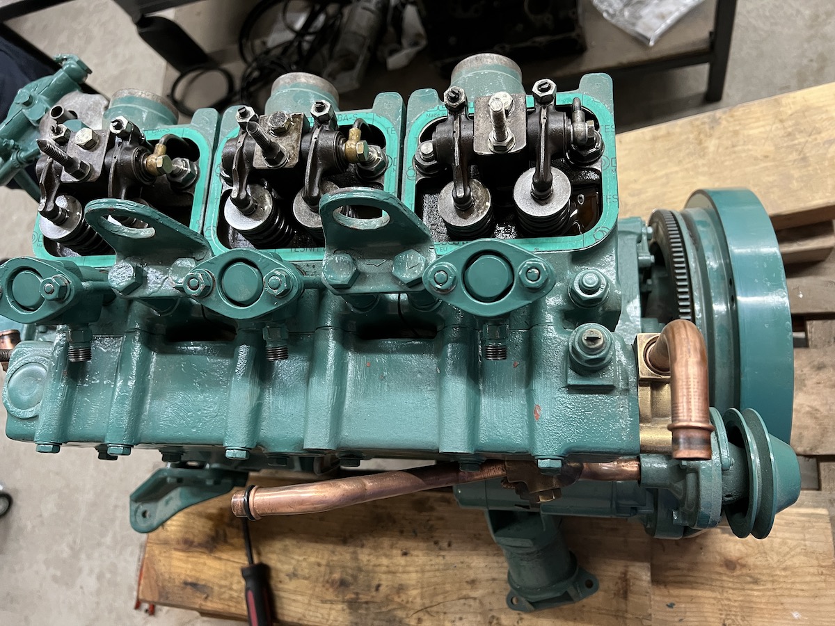 Blick auf den instand gesetzten Motor mit offener Ventilsteuerung