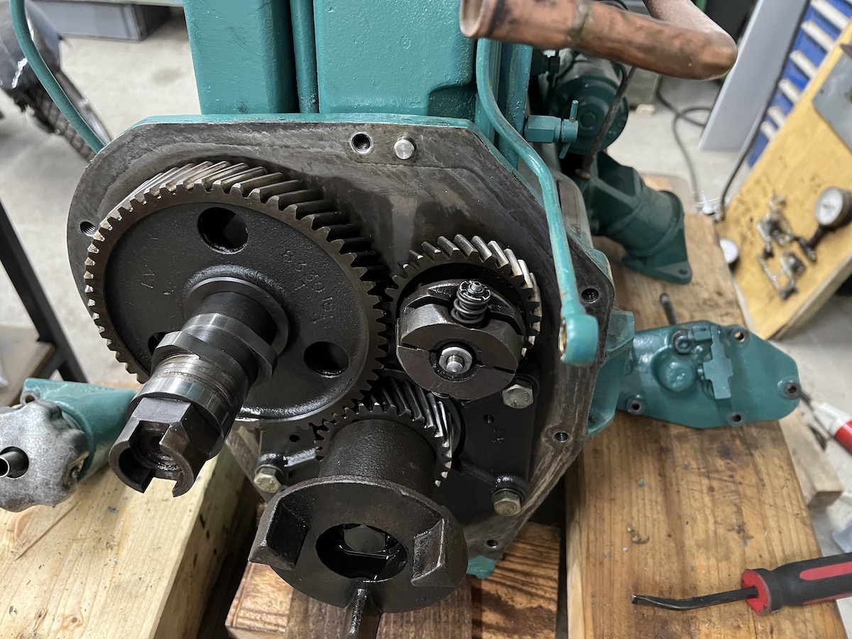 Das offene Radgeh&auml;use mit Nockenwelle und Wasserpumpenantrieb links. Rechts oben der Fliehkraft-Drehzahlregler mit den Federn. In der Mitte darunter die Welle