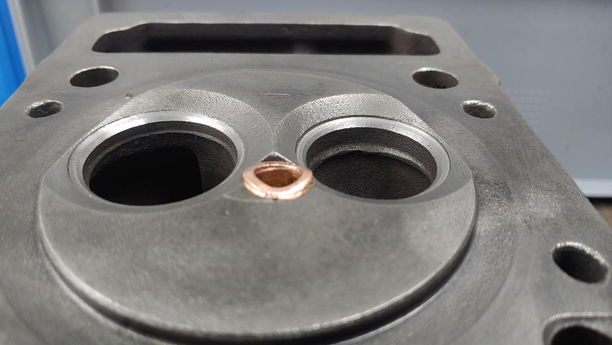 Aufgearbeiteter Zylinderkopf mit Dichtfl&auml;chen f&uuml;r die Ventile