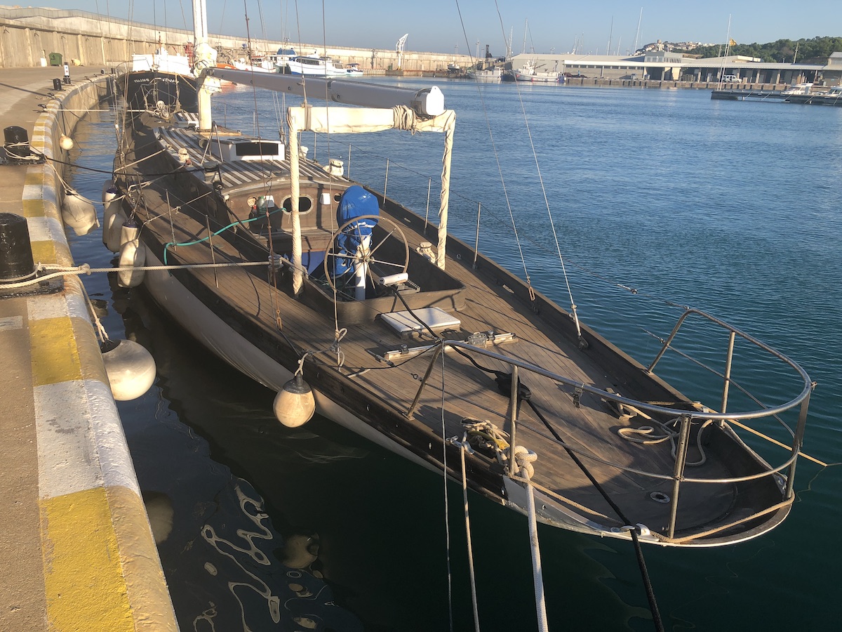 &laquo;Golum&raquo; ex &laquo;Rhona&raquo; als schwimmendes Hafeninventar in Puerto de L&#039;Escala