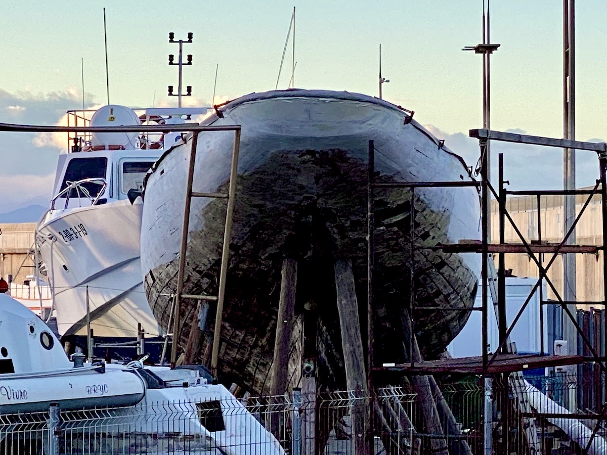 Das Geb&auml;lk nach dem Auswassern im spanischen Puerto de L&#039;Escala