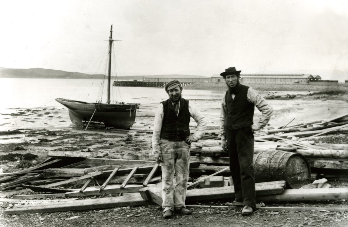 William Fifes Bruder Allan (rechts) mit einem Kollegen am Strand von Fairlie bei Ebbe