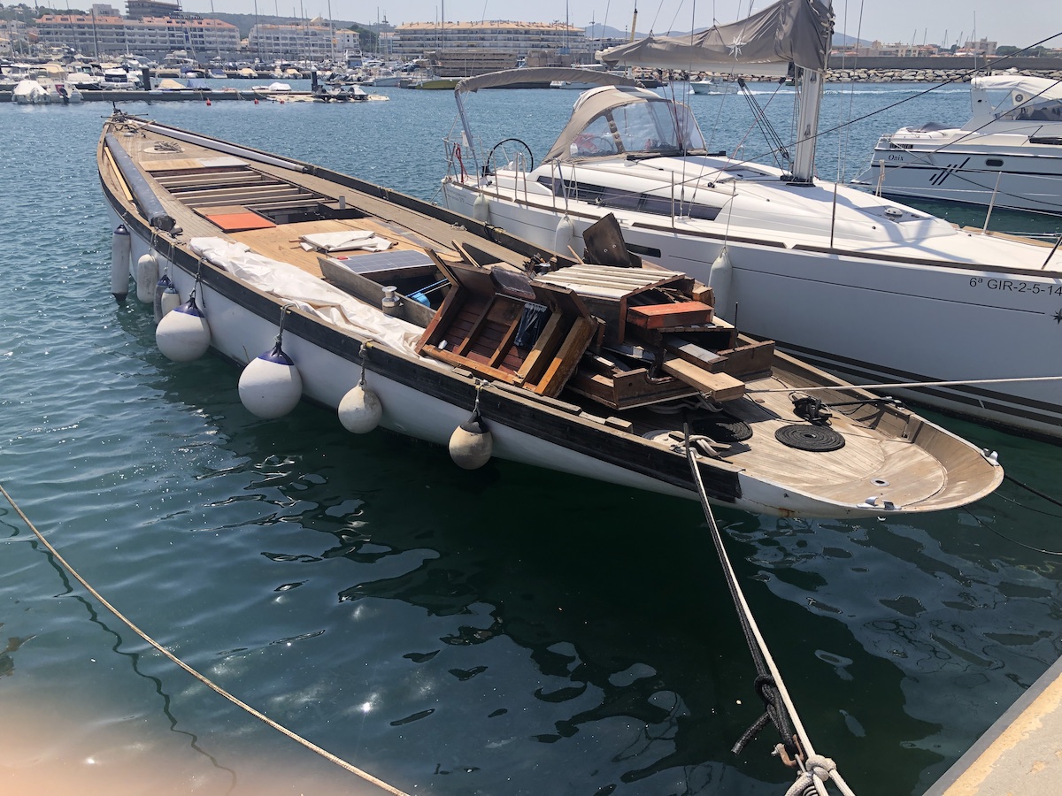 Bereits am alten Liegeplatz entr&uuml;mpelt Meury das Schiff