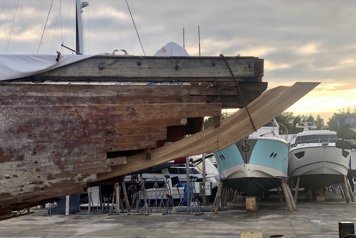 Der gesch&auml;ftete Vorsteven wird vor das Schiff gehoben