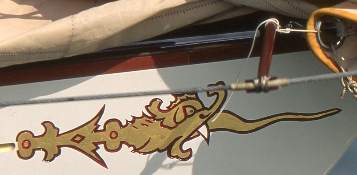 Bugverzierung einer Fife Yacht mit dem stilisierten Drachenkopf