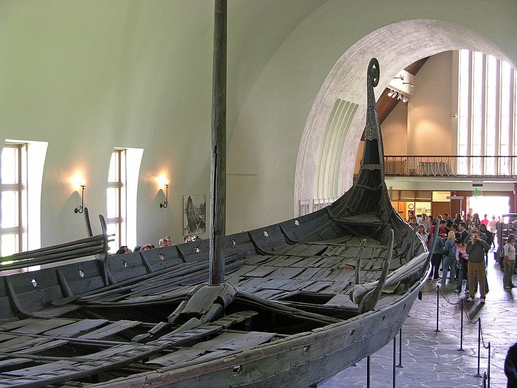 Wikingerschiff im Museum/Oslo &copy; Hofi0006, CC BY-SA 3.0, via Wikimedia Commons