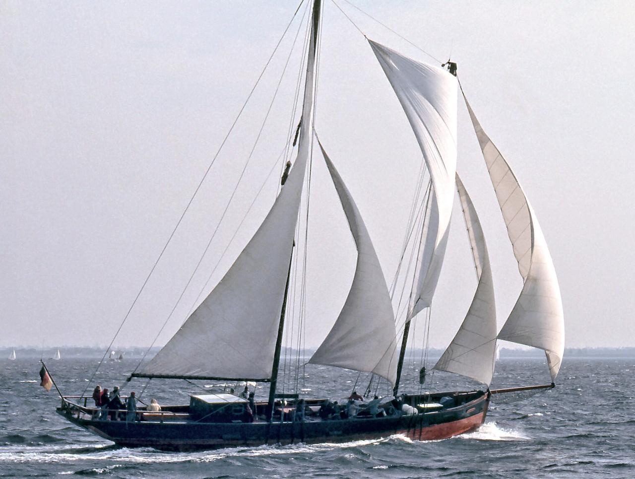 Stagsegelschoner Ethel von Brixham &copy; Hinnerk R original: Nerolein, CC BY-SA 4.0, via Wikimedia Commons