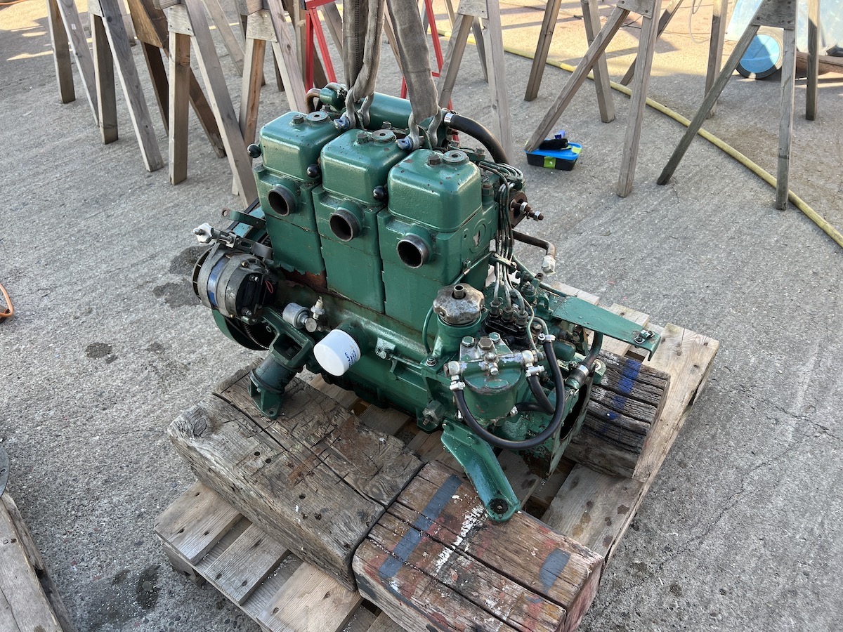 Der Motor ohne Saildrive-Getriebe. Rechts neben den Zylindern das Radgeh&auml;use mit der Einspritzpumpe und den Leitungen zu den Zylindern