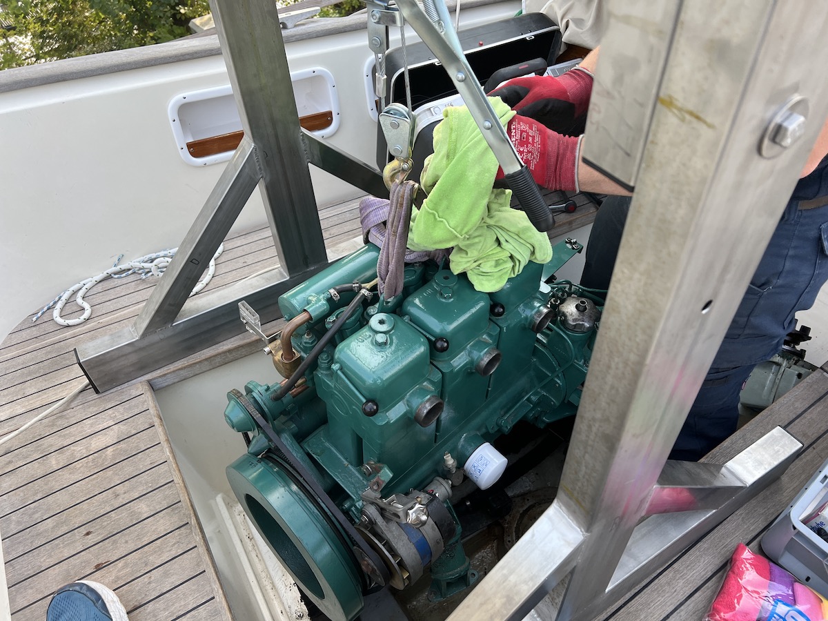 Der Motor wurde mit einem eigenen Bock im Boot angehoben