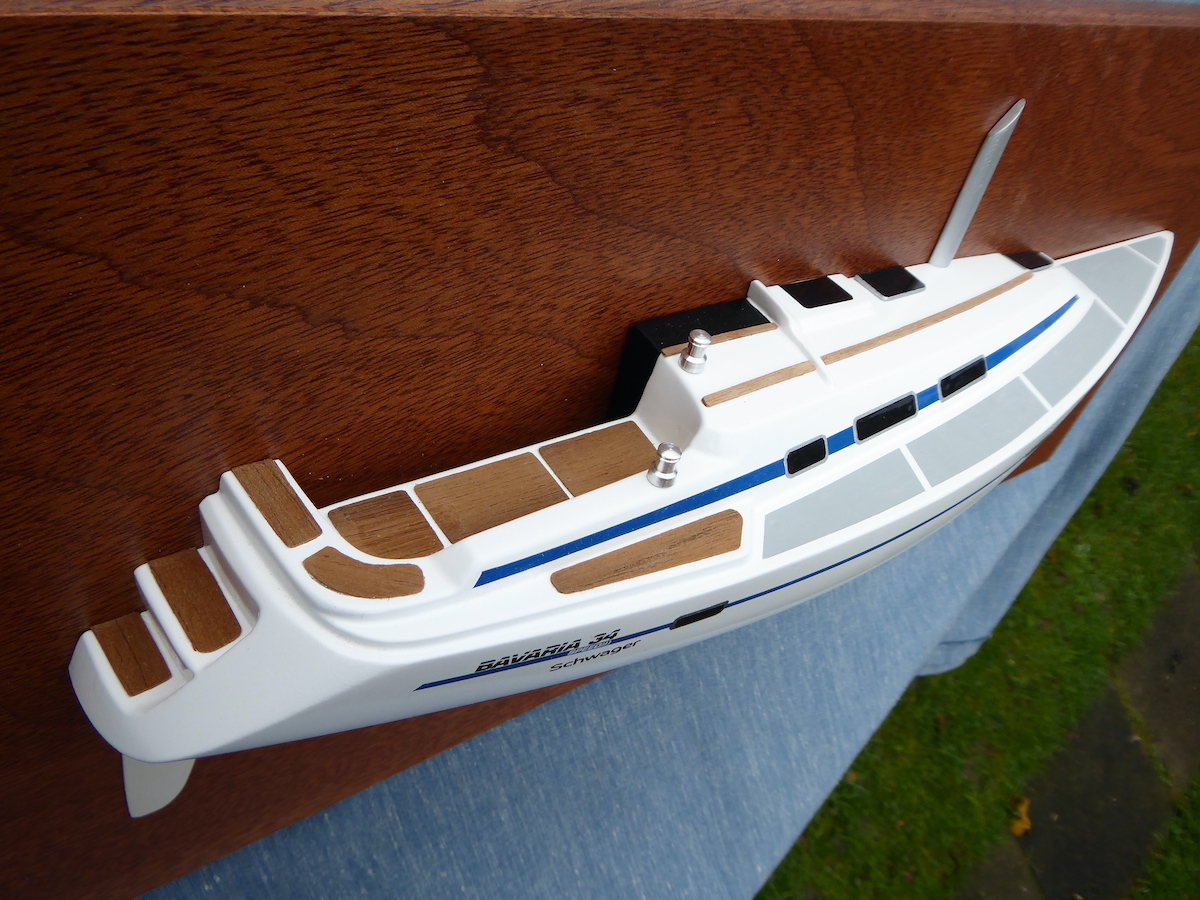 Blick auf ein detailliertes Halbmodell einer Bavaria 34 Speed