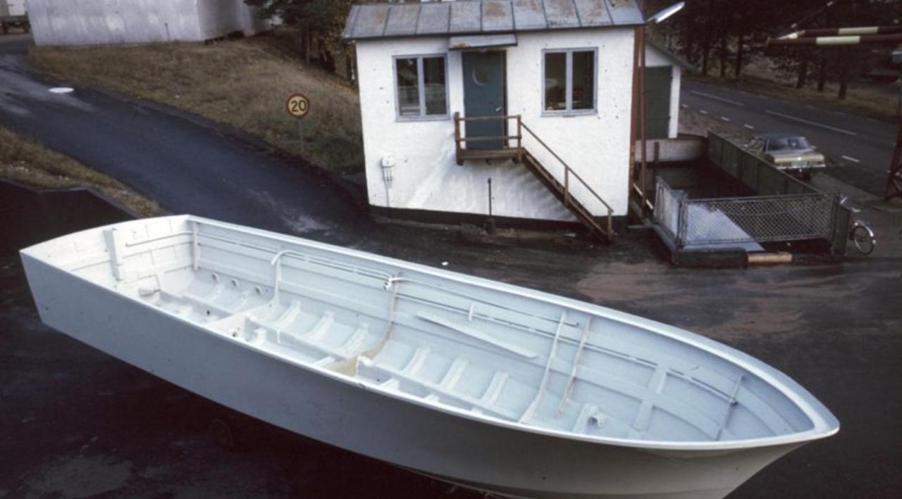 Das erste B&uuml;ro der Werft, daneben das umz&auml;unte Testbecken. Und ein GfK-Rumpf mit Bodengruppe und Stringern