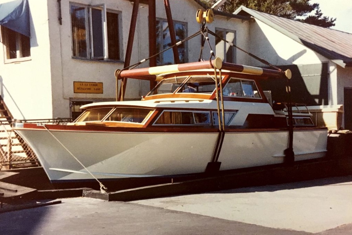 Eine fertige Adler 34 mit Mahagonirumpf im Testbecken