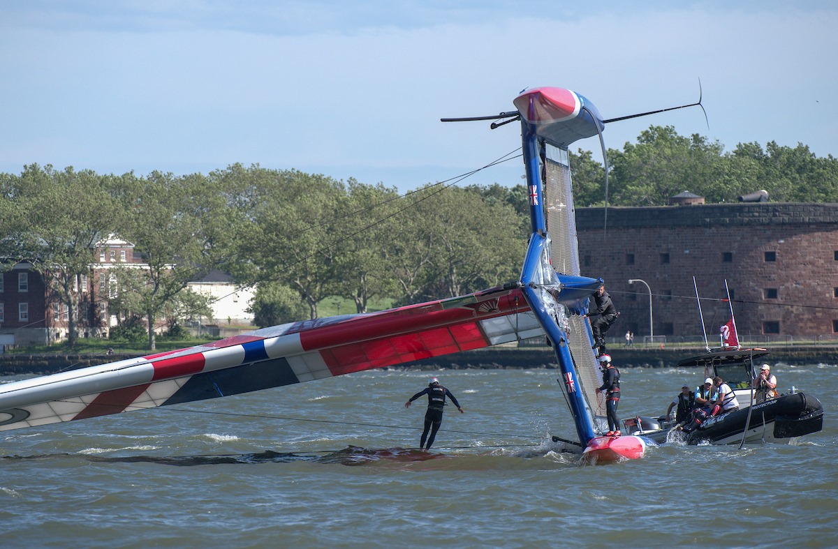 Immer wieder ein wunderbares Spektakel, wenn Rennkatamarane kentern. Aber ohne Begleitcrew sind sie kaum aufzurichten